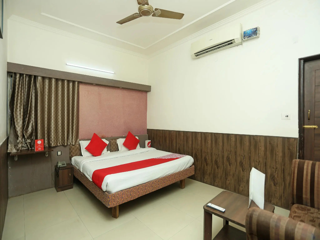 OYO 18429 Hotel Sai President