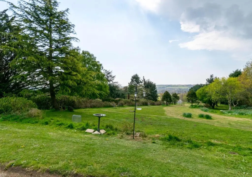 4 Bed in Harmans Cross oc-wy278