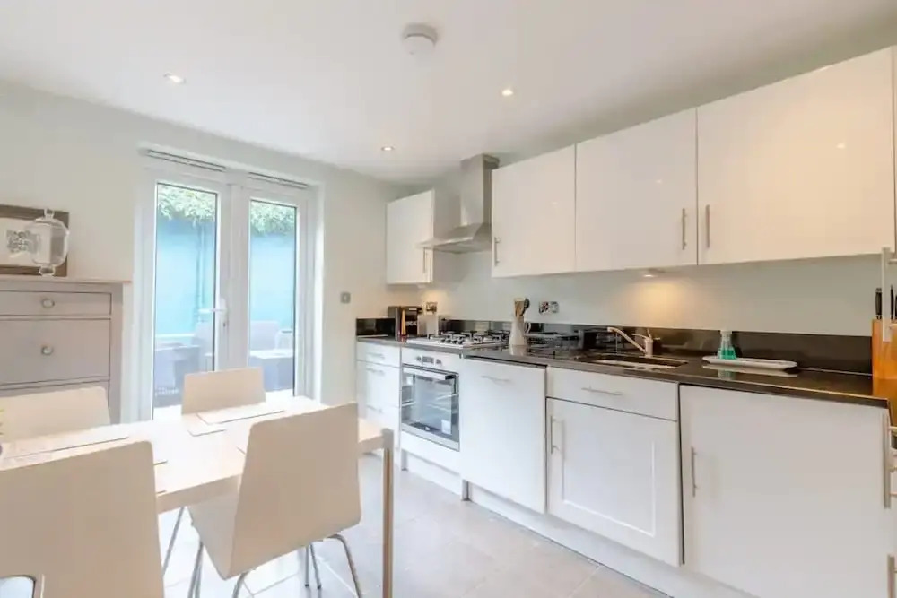 Stylish 1 Bedroom Apartment in Nine Elms With Garden