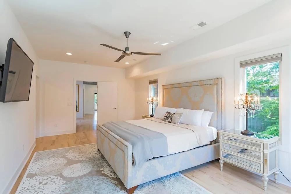GTS - Germantown Spot - Close to Downtown - Huge Luxury Home With Backyard!