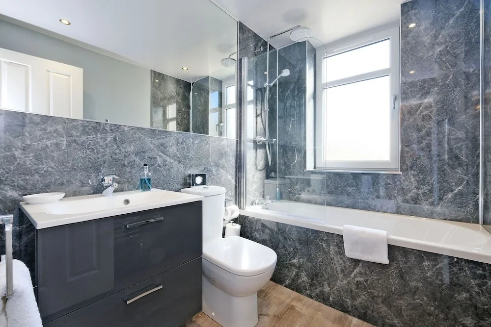 Home from Home Aberdeen-Spacious West End Apartment-Free Parking-Near ARI & City Centre