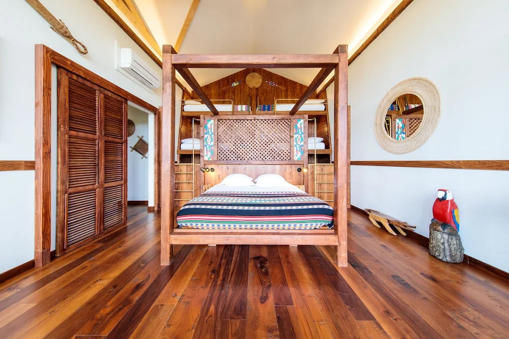 Les Lodges - Parrot World