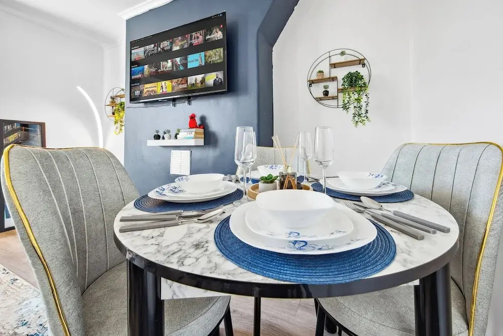 Modern 2-Bed Apartment Sleeps 7