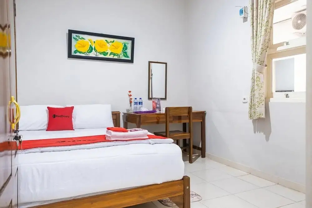 Guest House Kost and Kantin by RedDoorz