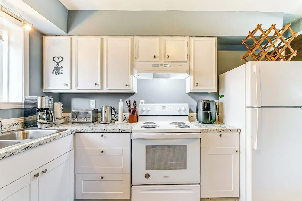 11 Mi to Kincaid Park: Convenient + Cozy Apt!