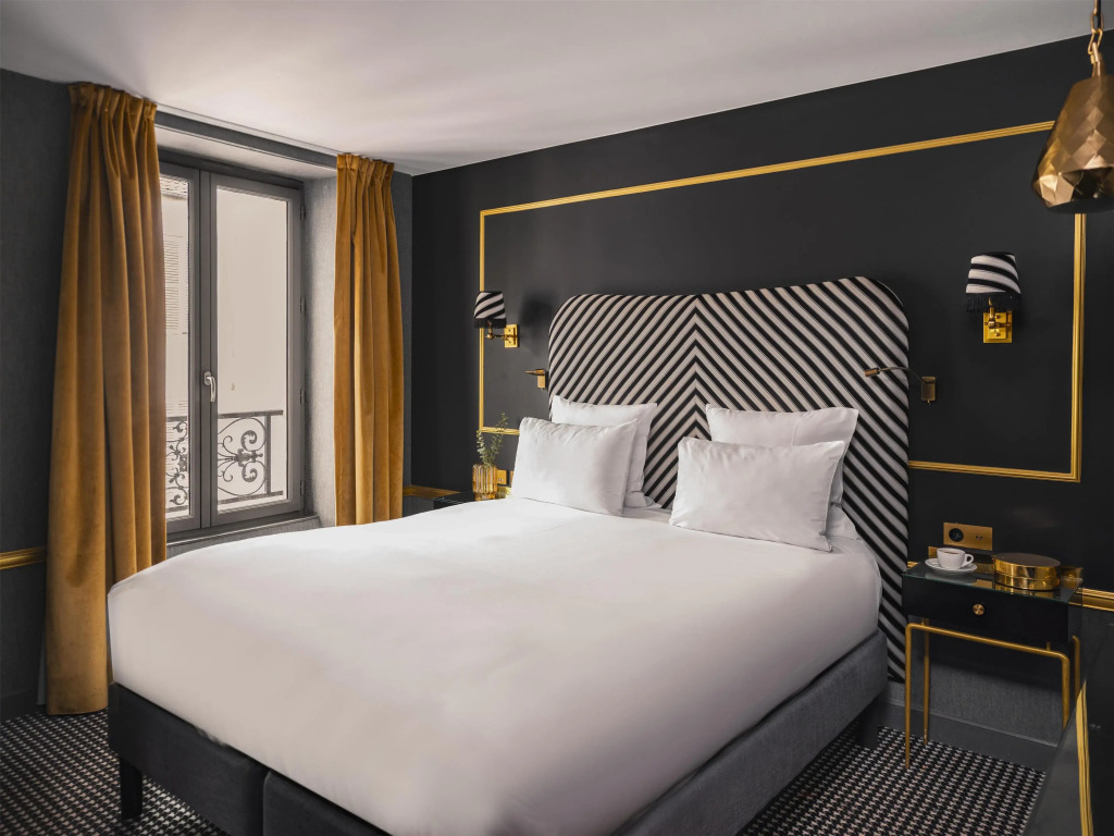 Snob Hotel