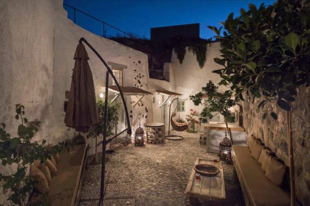 Dandy Cave Villa - Romantic Private & Luxurious - Waterfall Pool - Hot Tub -Up to 8 People