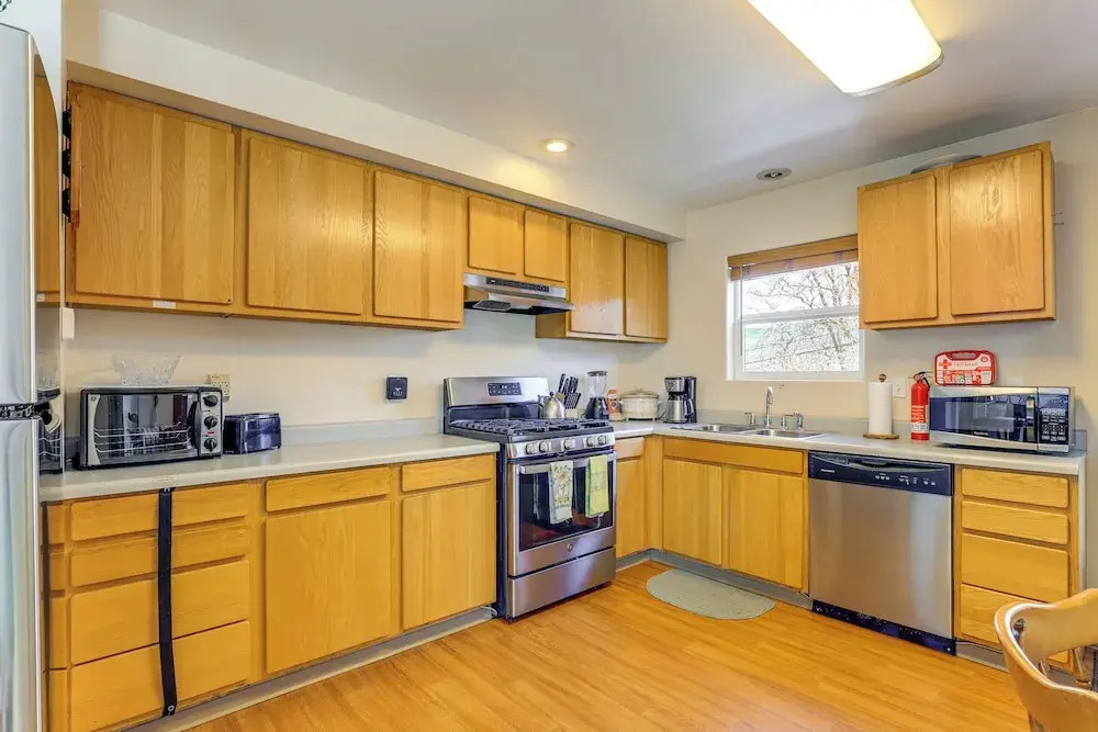 Hot Tub & Decks: Central Hood River Townhome!