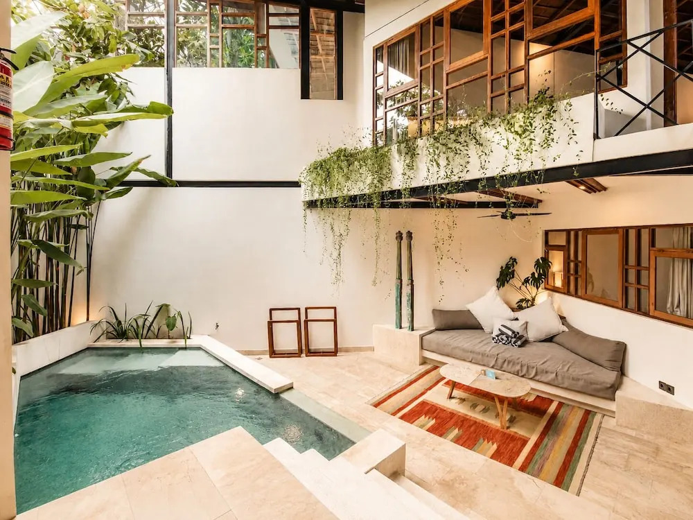 Modern 2-BR Art Deco Villa, 800m from the Beach