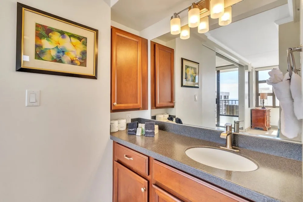 37th Floor Condo with Sweeping Ocean Views & Free parking!