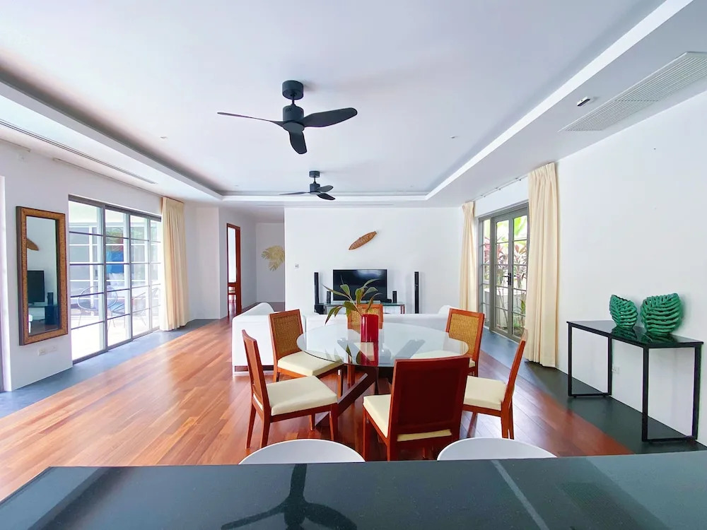 Luxe 2br Pool Villa walk to Bangtao Beach