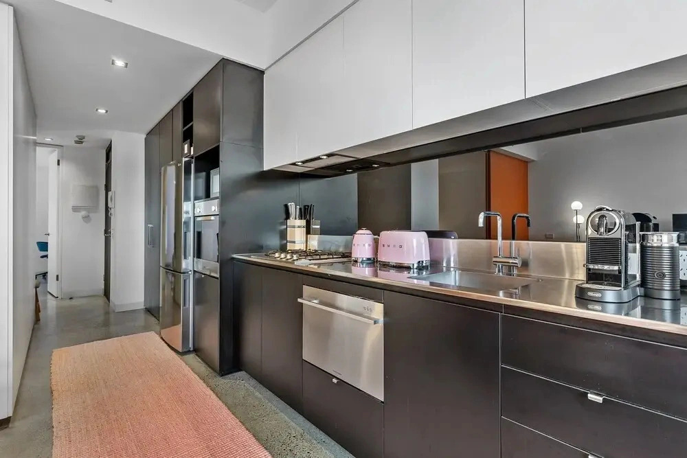 Vibrant 2-bed Apartment Near St Kilda Beach