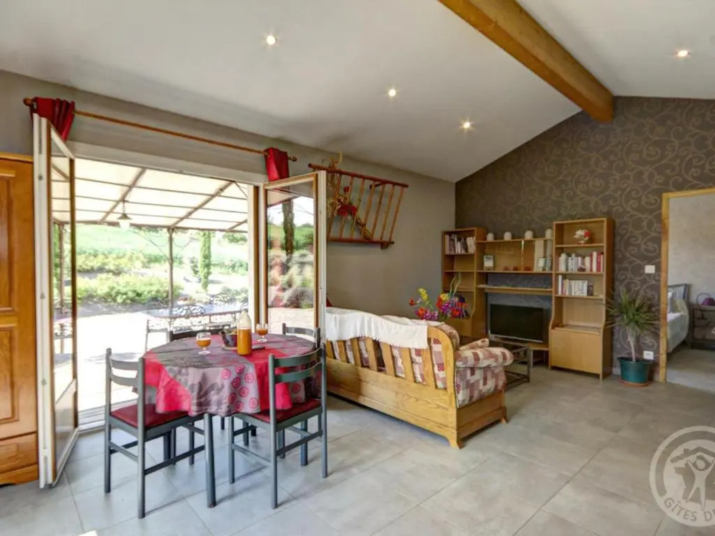 Gîte confortable à Genilac avec terrasse et jardin, idéal pour 2 personnes - FR-1-496-114
