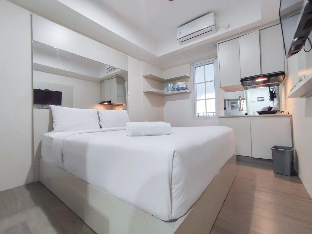 Warm And Cozy Style Studio Room At Paltrow City Apartment