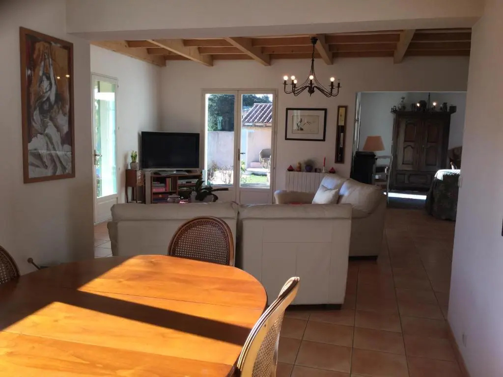 nice home rental in the hearth of the village mouriès, in the natural park of the alpilles