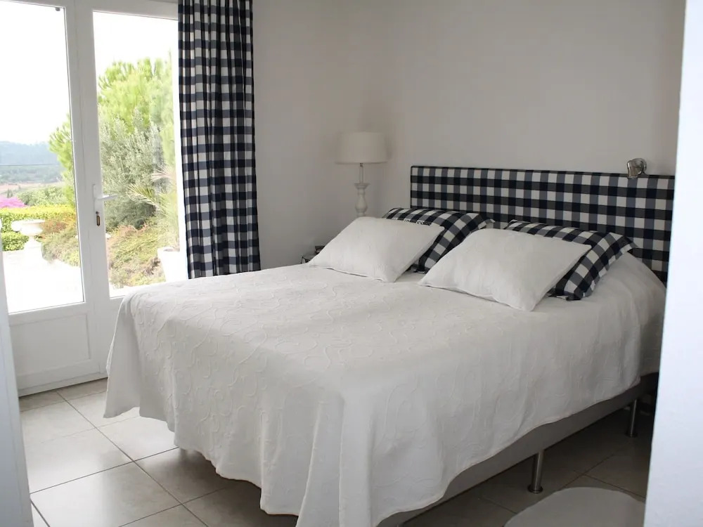 Modern villa in Camplong with private pool