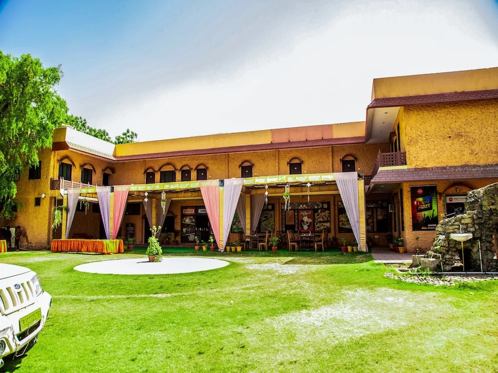 Oyo 13935 Party House