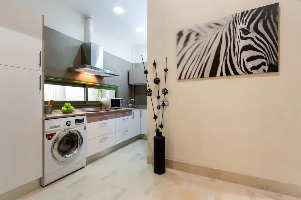 Quiet 1 BD Apartment With Unbeatable Location!!. Sierpes II