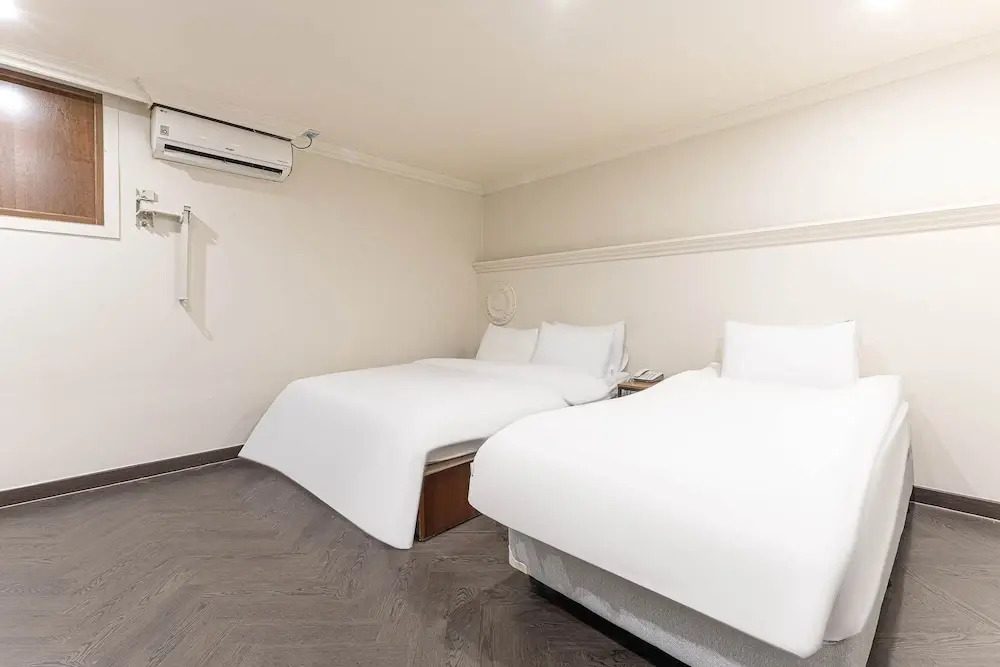 Film37.2 Hotel