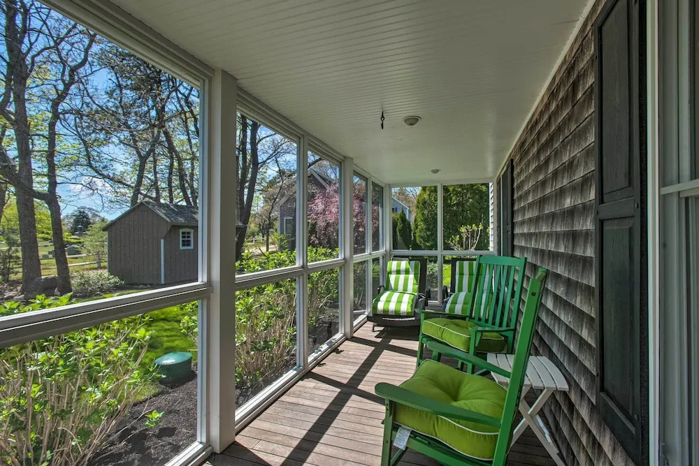 Traditional Martha's Vineyard Home w/ Porch & Yard