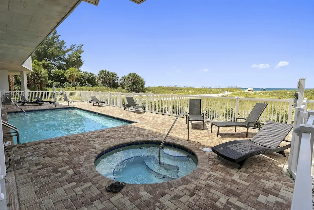 Luxurious/brand New Oceana/pools/hottubs/ W203 Great Location!