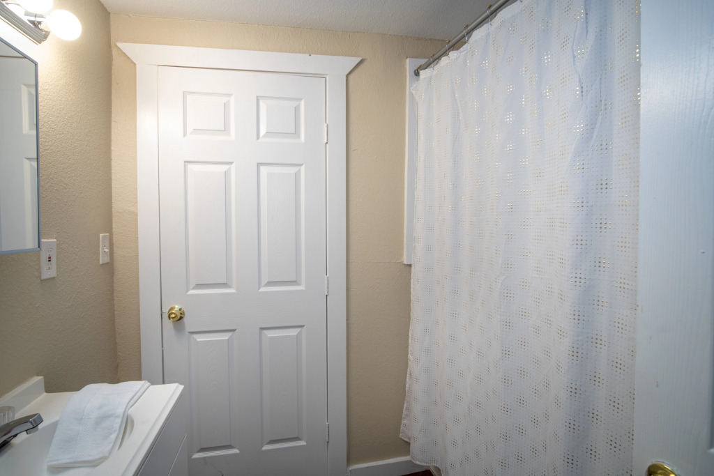 Cozy Downtown Guest House 2br/1ba Sleeps 8