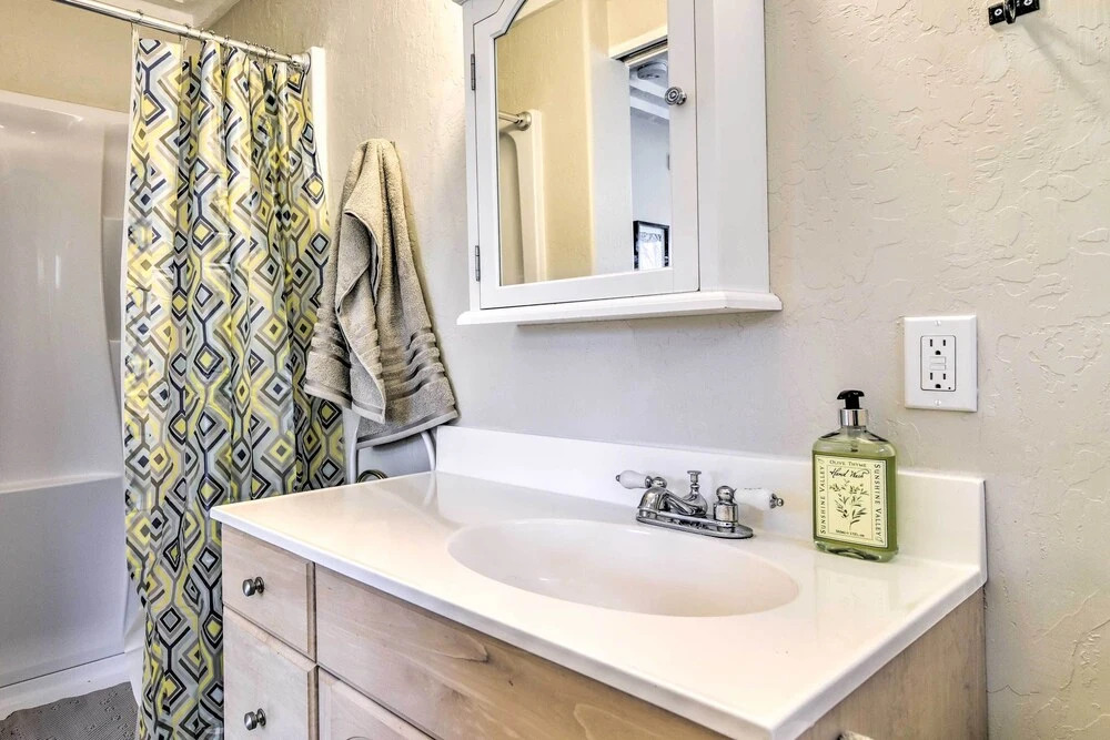 Well-appointed Milwaukie Home: Great Location