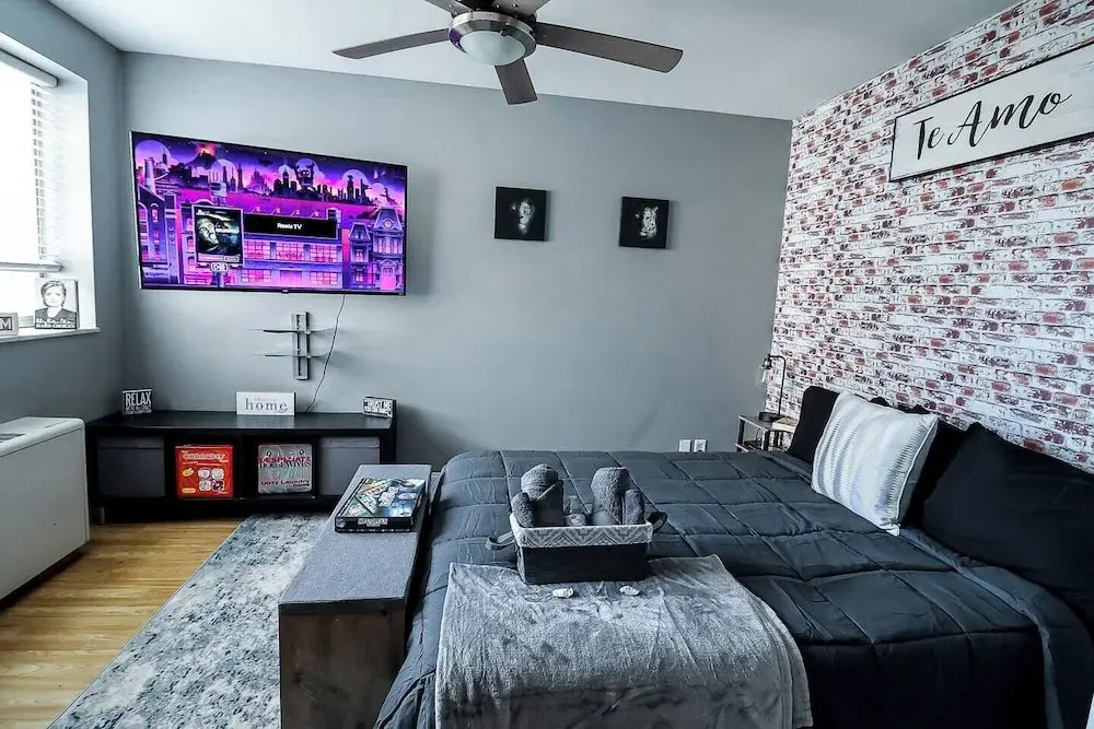 Highrise DTWN 3 Bed Condo w King Bed