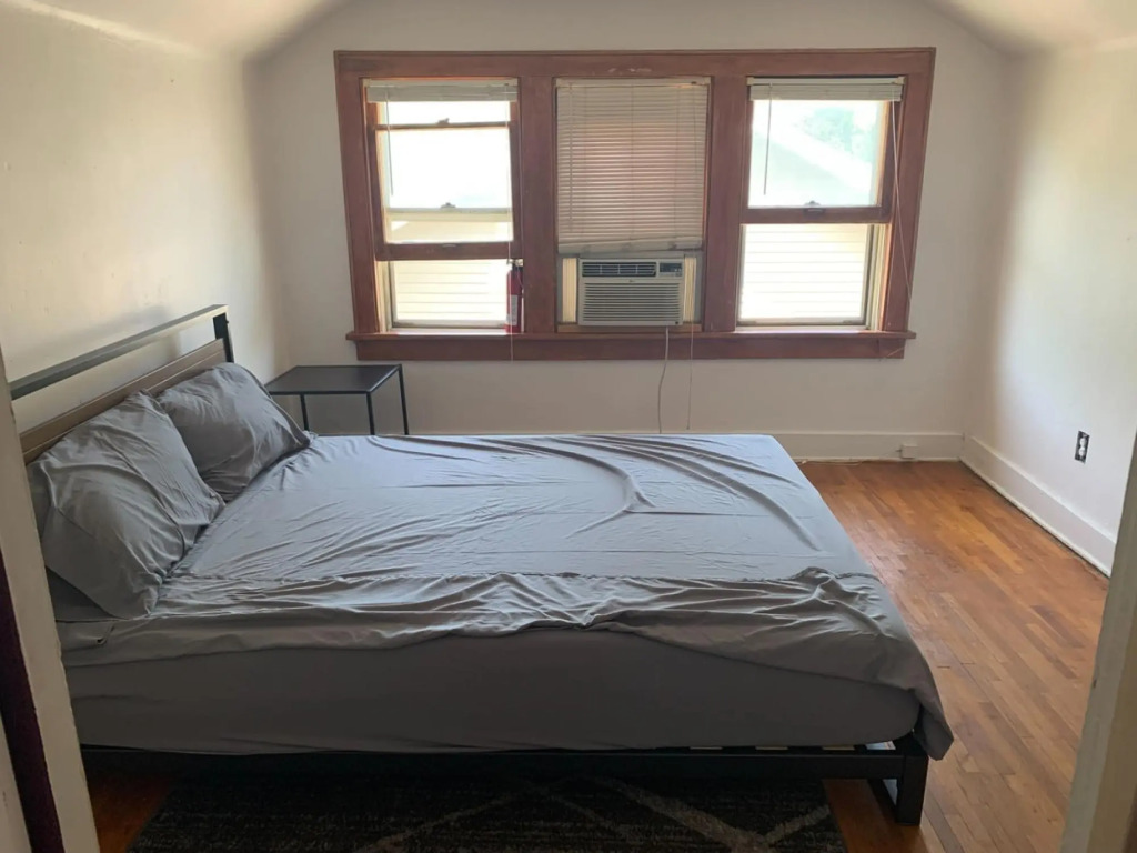 Cute, Cozy and Cheerful 3 Bedroom House!