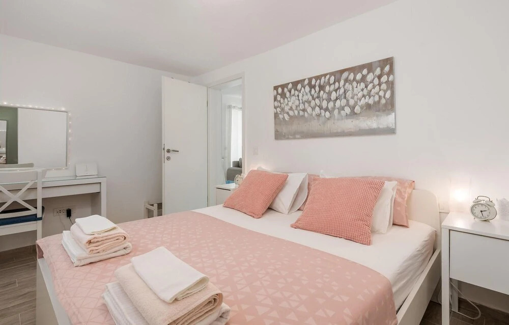 Beautiful Home in Lukovo Sugarje With Wifi and 2 Bedrooms