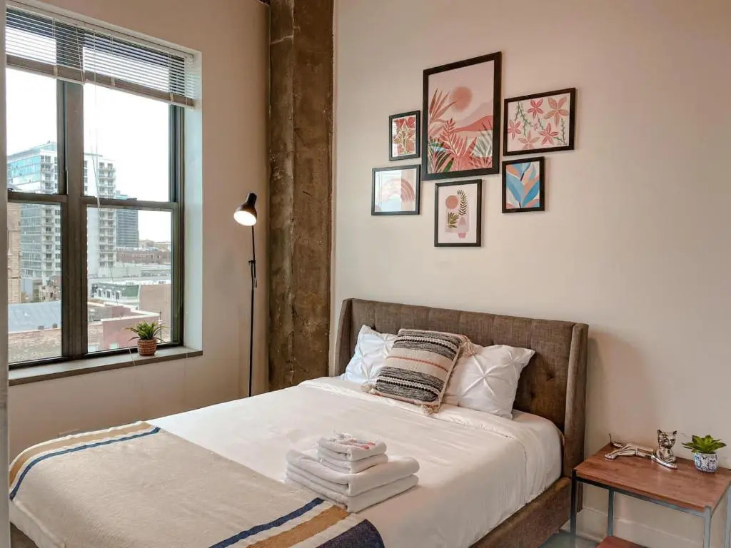 McCormick Place modern loft with an amazing city skyline view and optional parking for 6 guests