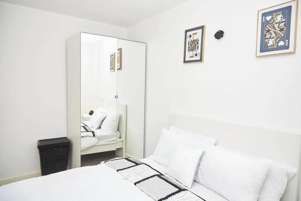 Apartment-sleeps4-streetparking-balcony-duplex