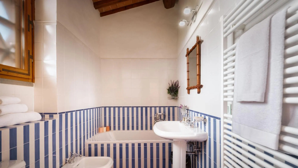 Villa just 14 km to Florence, 8 bedrooms. Private garden, pool heated and Wi-Fi!-La Leopoldina