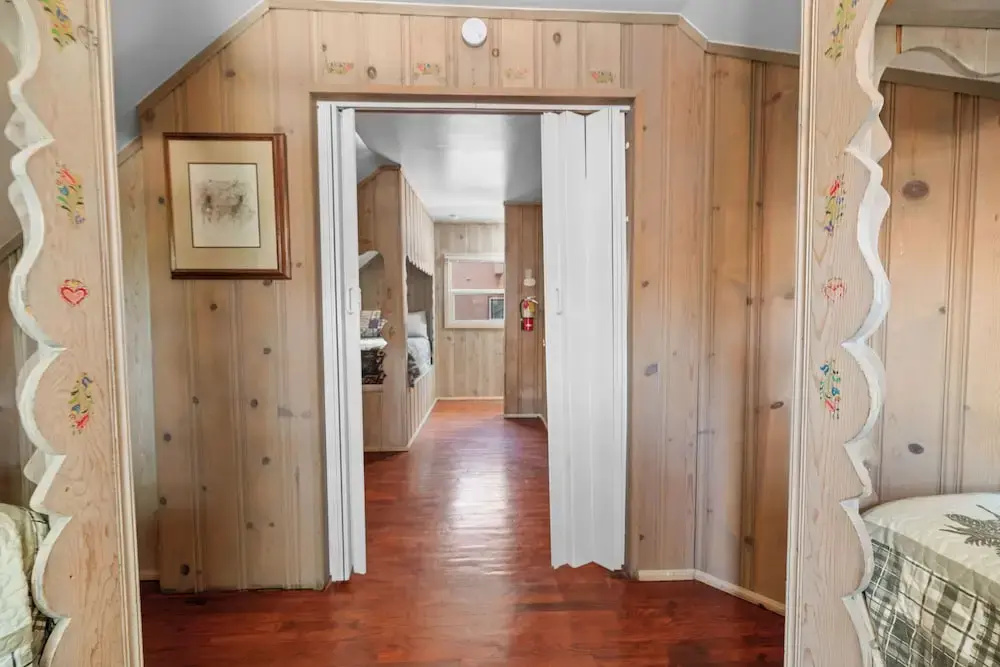 Lake Cottage - Vintage Big Bear Cabin close to The Village and Lake