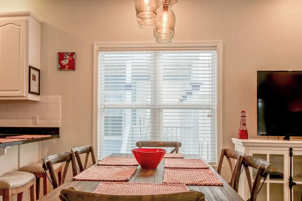 Pet Friendly - 2 Community Pools - Modern Beach House Charm