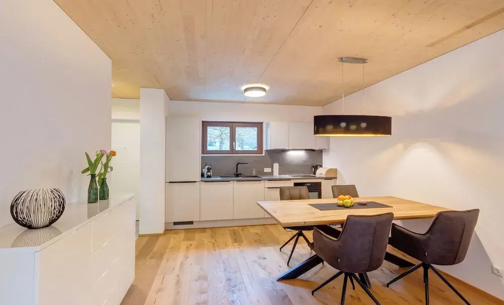 Urban-Apartmenthaus zwischen Berg und See