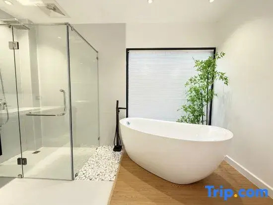 Luxury pool villa near Chiang Mai Old City, 4 bedrooms and 5 bathrooms