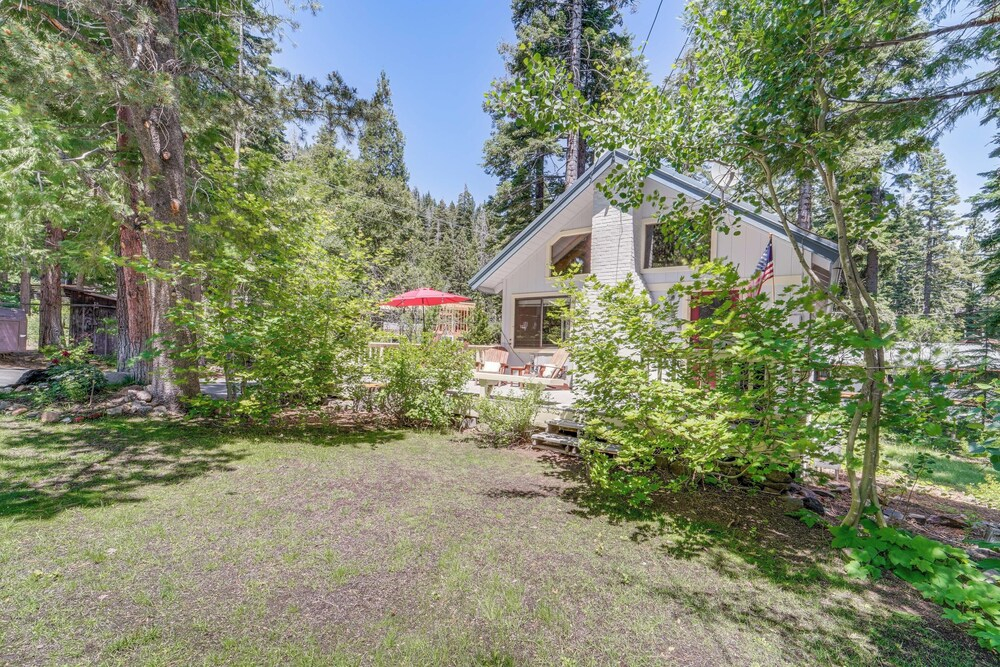 < 2 Blocks to Lake Tahoe: Family Home Near Skiing