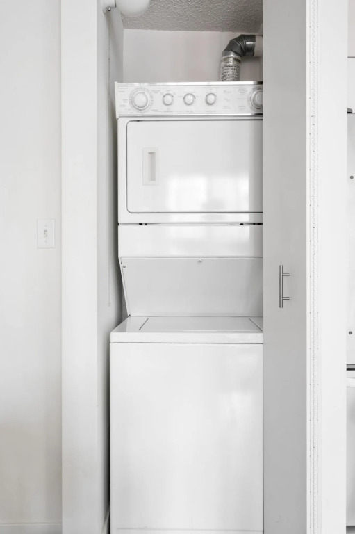 Chicago | King Bed Studio Near Loyola, Red Line + Shopping