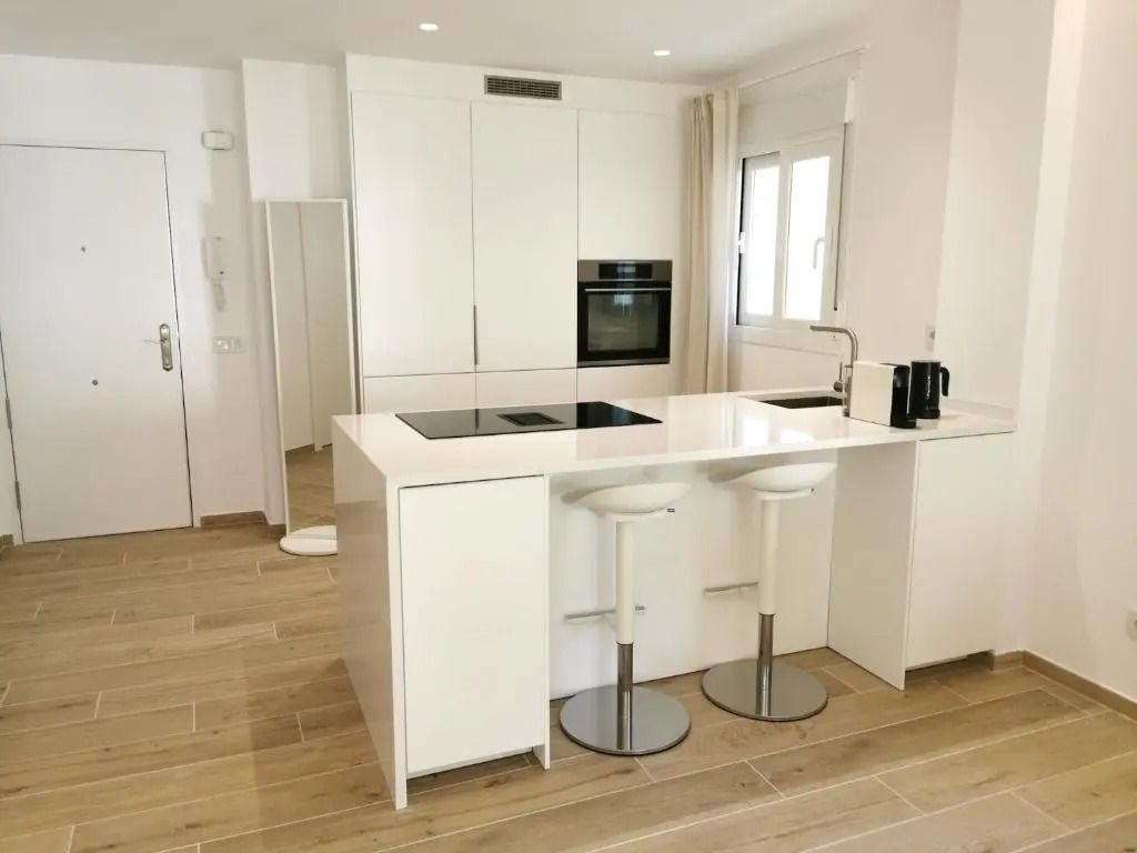 Bright 2 bedroom apt Golden Mile next to beach RDR225