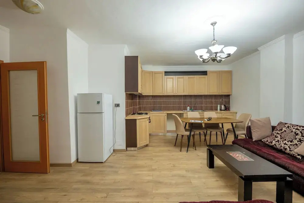 Tirent Apartment - Spacious 2-Bedroom Stay Near Liqeni i Thatë