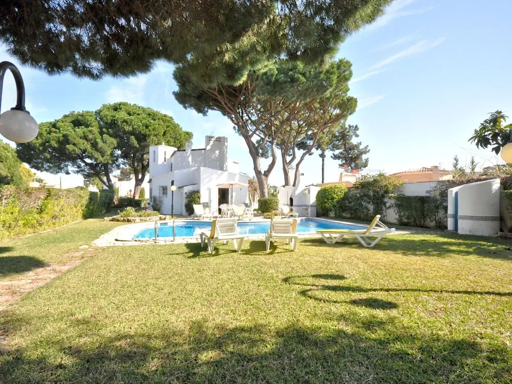Beautiful Villa With Private Swimming Pool Near the Center of Vilamoura