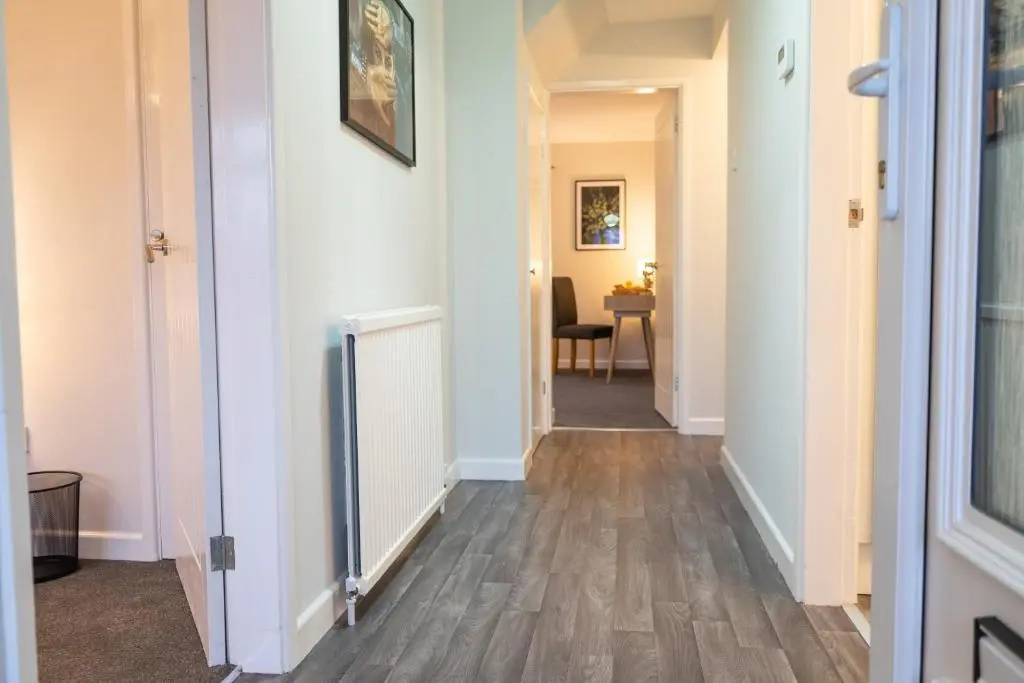 Modern 2 Bed Apartment on Edge of City Centre, 2xFREE Private Parking, Ground Floor & Private Entrance in Quiet Neighbourhood