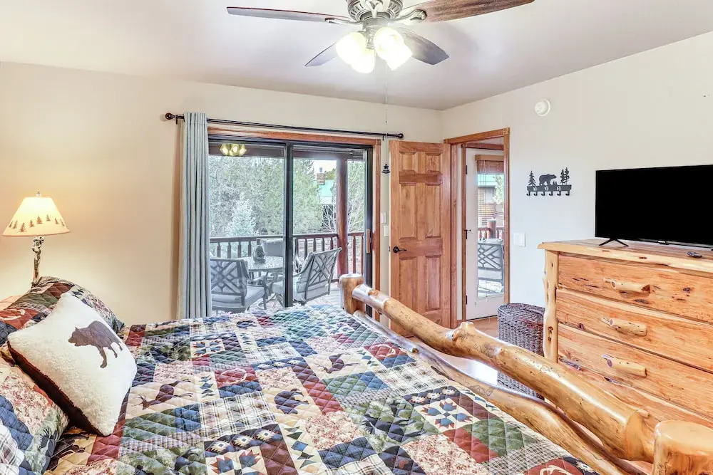 White Mountains Cabin: Near Trails & Lake Access!