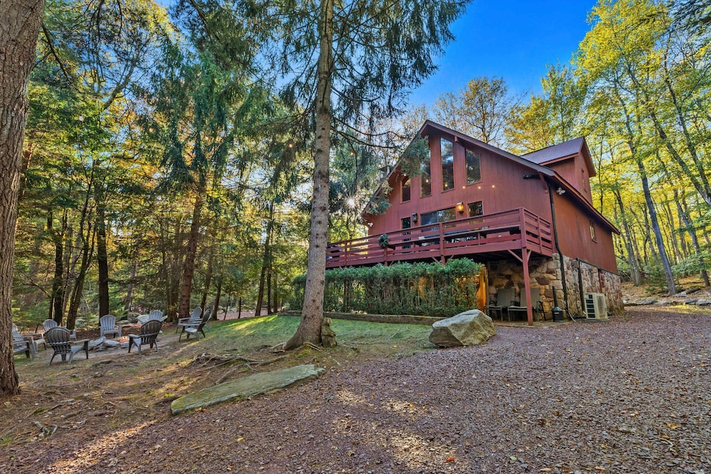 Poconos Speakeasy Hot Tub Dog-friendly Near Ski