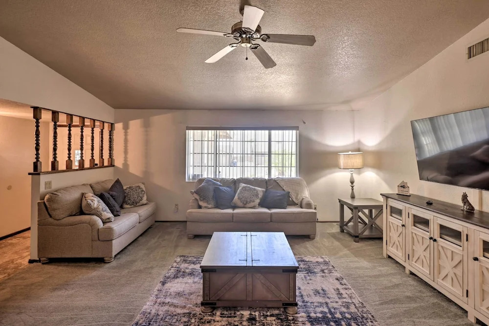 4 Mi to Lake Havasu: Luxe Home in Arizona!