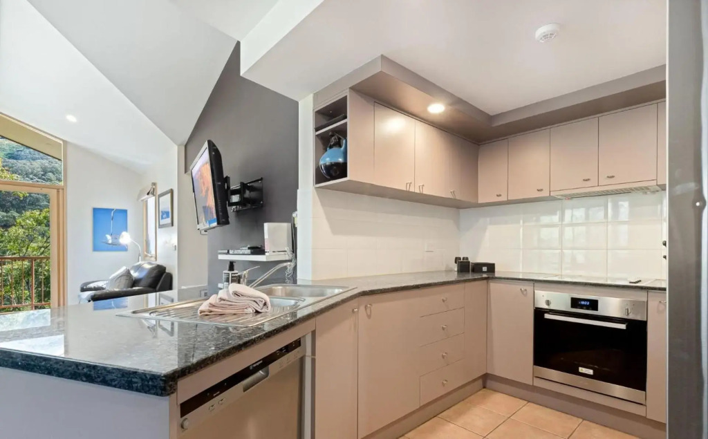 Lhotsky 3 Bedroom and loft with fireplace mountain views and 2 car spaces