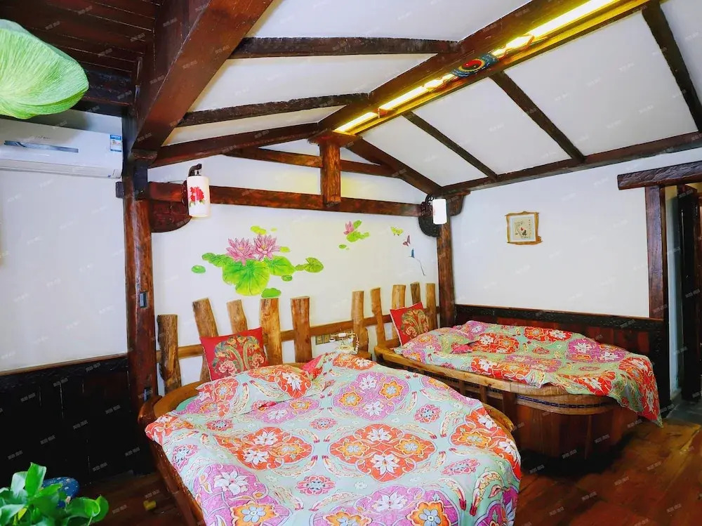 Butterfly Loves Flower Inn