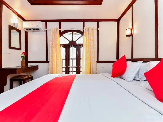 Oyo 25089 Gold River Indraprastha Houseboat