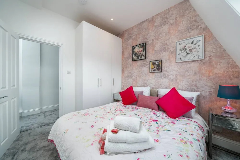 Earl s Court Chelsea 4BR Duplex Ap Walk to Tube